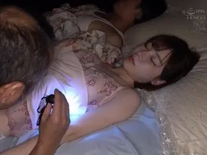 Bướm ở nhà một mình bị chú nhà bên qua chơi chuốc thuốc mê