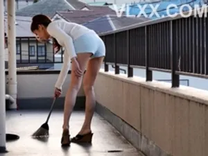 Chịch con em họ thô bỉ thường xuyên ăn mặc mát mẻ ở nhà