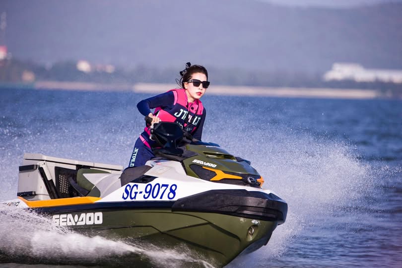 Nữ trưởng phòng cô đơn lồn khít bót cặc